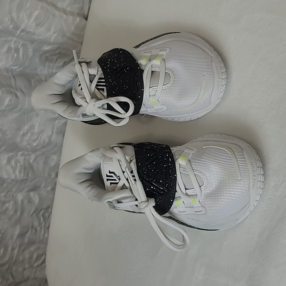 Nike Zoom Kyrie Low 3 Basketball Shoes Size 5 main image 6